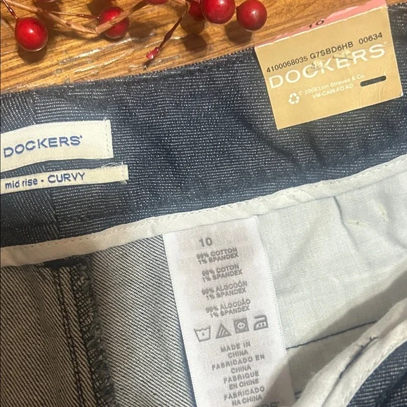 NWT⭐️DOCKERS Bermuda SHORTS Truly Slimming JAELYNN Dark Wash Size 10 - Picture 2 of 13